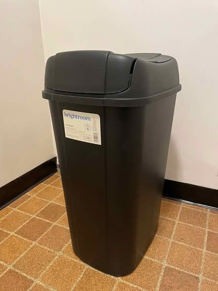 Photo of free 13 gal trash can with lid (Cheltenham) #1