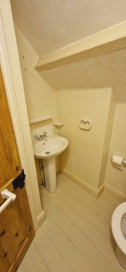 Photo of free Basin with pedestal and mono mixer tap (Ludlow SY8) #1