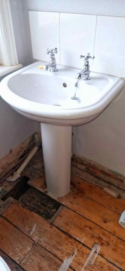 Photo of free Basin with pedestal (Ludlow SY8) #1