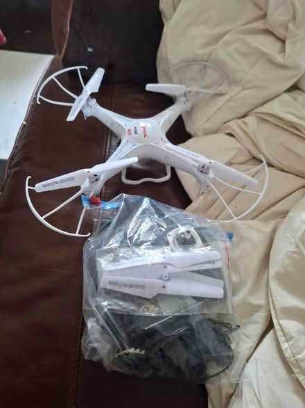 Photo of free Syma drone with accessories (L25 Woolton) #1