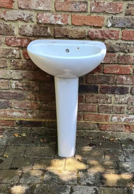 Photo of free Wash basin and pedestal - Ideal Standard - ceramic (Twyford RG10) #3