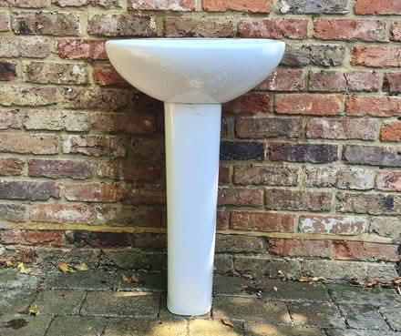 Photo of free Wash basin and pedestal - Ideal Standard - ceramic (Twyford RG10) #2
