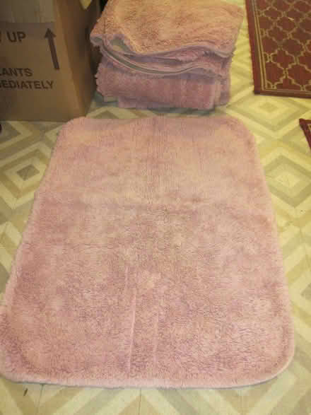 Photo of free Bathroom Mats Lot #1: 4 Small & 2 Large (North Sheen TW9) #2