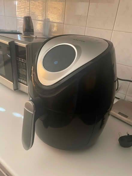 Photo of free Air fryer - Salter (LU7) #4