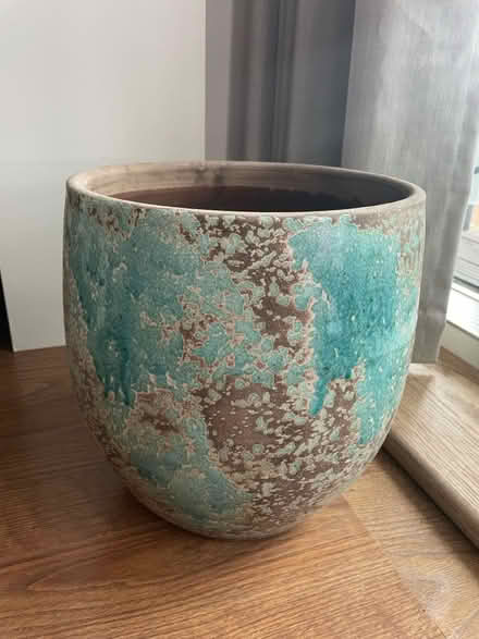 Photo of free Large vintage style plant pot (Victoria Park) #1