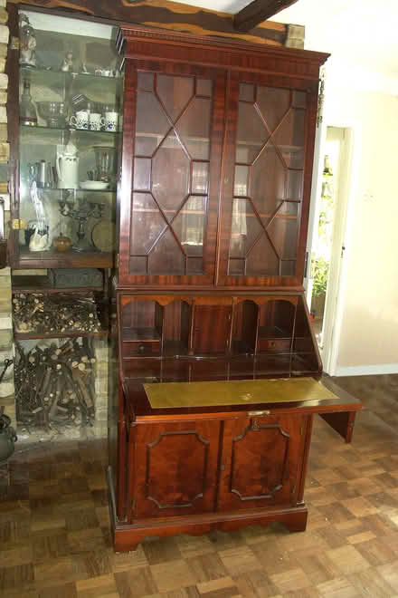 Photo of free Display/writing desk/cupboard (Havant PO9) #3