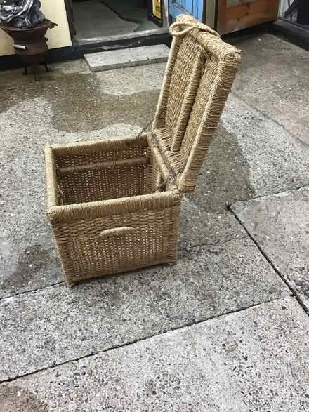 Photo of free Small rotten box (DE21) #3