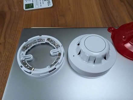 Photo of free New Optical Smoke Detector and base (Carleton FY6) #1