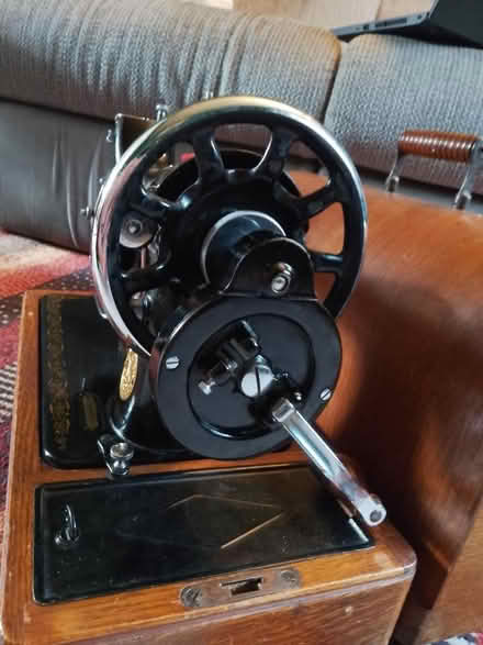 Photo of free 1940s singer sewing machine (Freehold LA1) #4