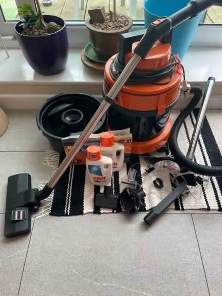 Photo of free Vax 2000 wet dry vacuum (Oldfield Park) #1