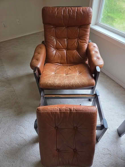 Photo of free 1970s leather chairs and foot rests (Bull Mountain, Tigard) #2