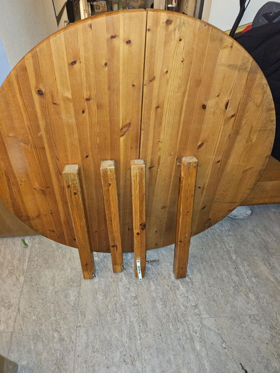 Free: Sturdy round table (Shoreline...North City)