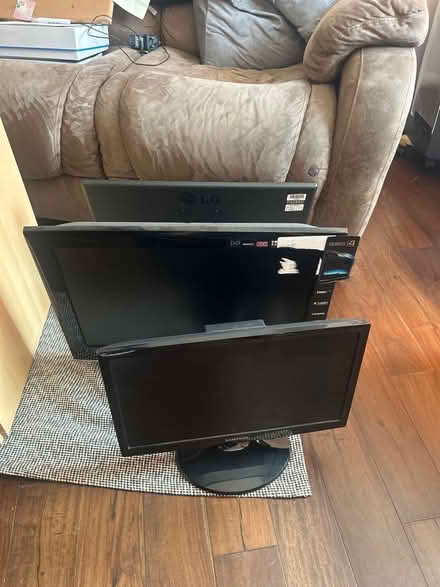 Photo of free 2 TV’ 1 monitor (Carshalton beeches SM5 3JP) #1