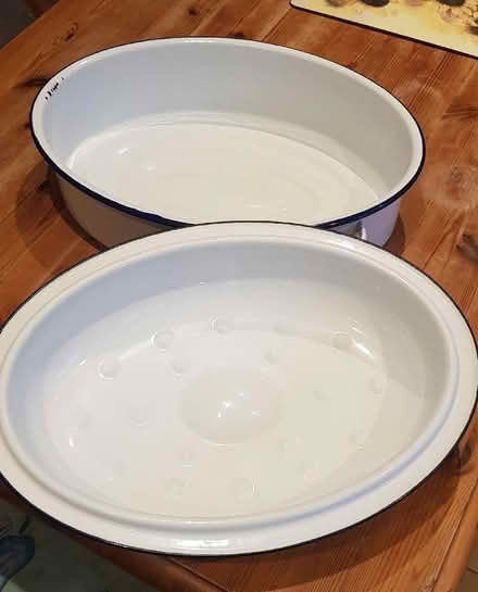 Photo of free Enamel roasting tin (Bowbridge GL5) #2
