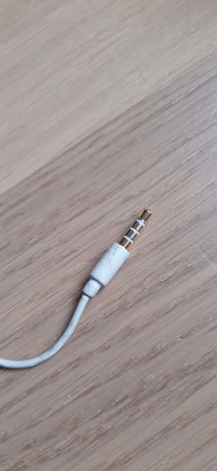 Photo of Samsumg earphones (Clitheroe BB7) #2