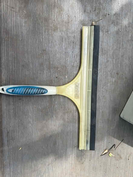 Photo of free Draper window cleaning tool (Se114sp) #1
