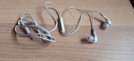 Photo of Samsumg earphones (Clitheroe BB7) #1
