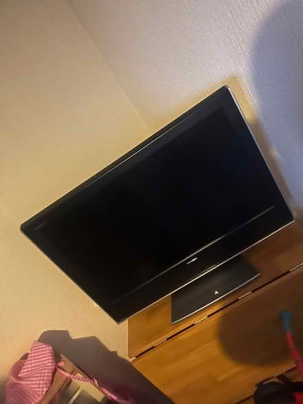 Photo of free 32 inch tv with remote (Edinburgh EH4) #2