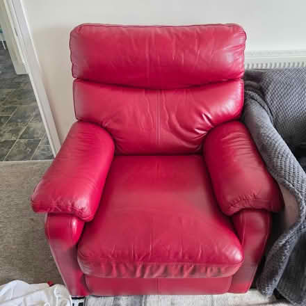 Photo of free 1 single seat and 2 2seater sofa (GL51) #3