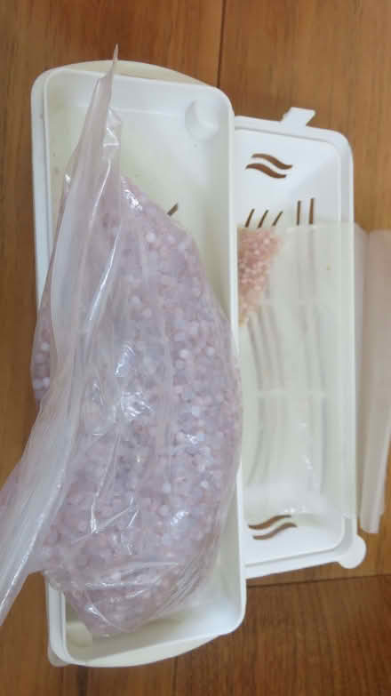 Photo of free dehumidifying box and cristals (Risinghurst OX3) #1