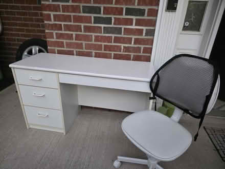 Photo of free Small white Desk (Belle mead nj off route 206) #1