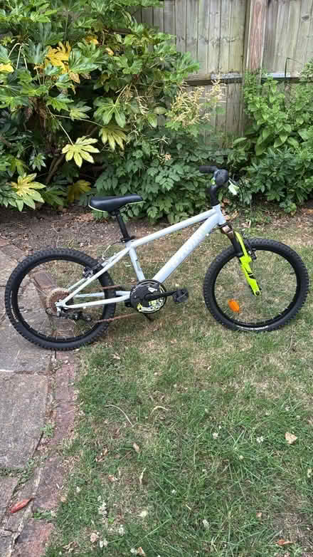 Photo of free 20 inch wheel kids bike ages 5-8 (Wimbledon SW19) #1