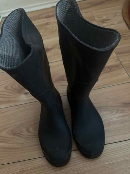 Photo of free Size 2 black wellies (Grays RM17) #1