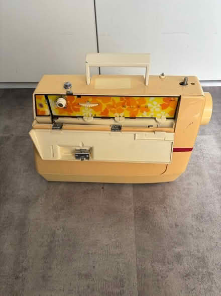 Photo of free Singer sewing machine (Leigh-on-Sea SS9) #2