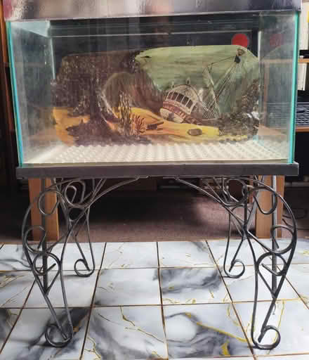 Photo of free fish tank (M146YW) #4