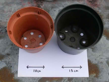 Photo of Small plastic flower-pots. (Lightpill GL5) #1