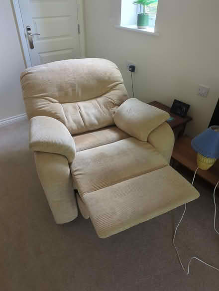 Photo of free Sofa and reclining chair (Waterlooville PO7) #4