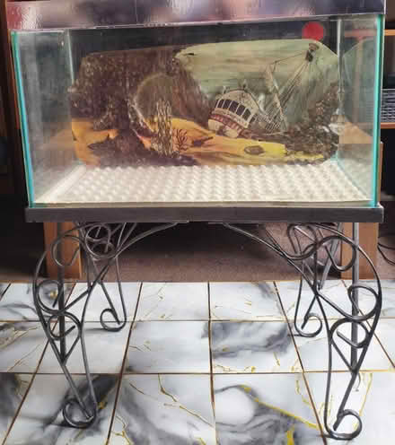 Photo of free fish tank (M146YW) #2