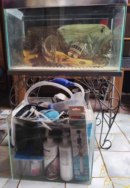 Photo of free fish tank (M146YW) #3