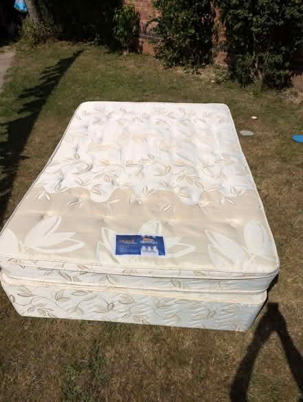 Photo of free SilentNight Kingsize 2+2 drawer divan bed & matress. (Warsash SO31) #2