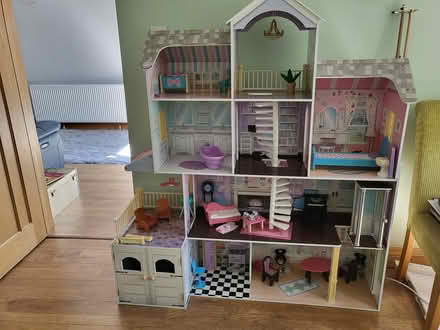 Photo of free dolls house (Shenley Brook End MK5) #1