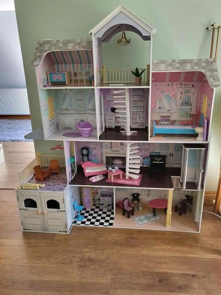 Photo of free dolls house (Shenley Brook End MK5) #2