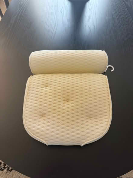 Photo of free Bath pillow (Maida Vale W9) #1