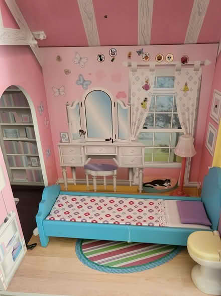 Photo of free dolls house (Shenley Brook End MK5) #3