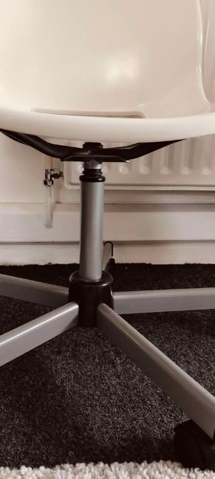 Photo of free White adjustable swivel chair (Sw48hd) #2