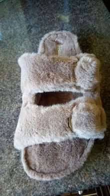 Photo of free womens slippers (par..) #3