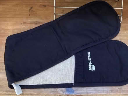 Photo of free Roasting rack and oven gloves (Emlyn Gardens W4) #3