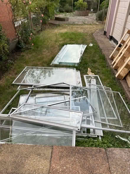 Photo of free glass panels and aluminium frames (TW5) #1