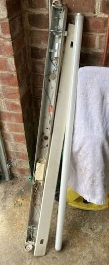 Photo of free Fluorescent light fitting and working tube. Four feet long. (Stirton BD23) #1