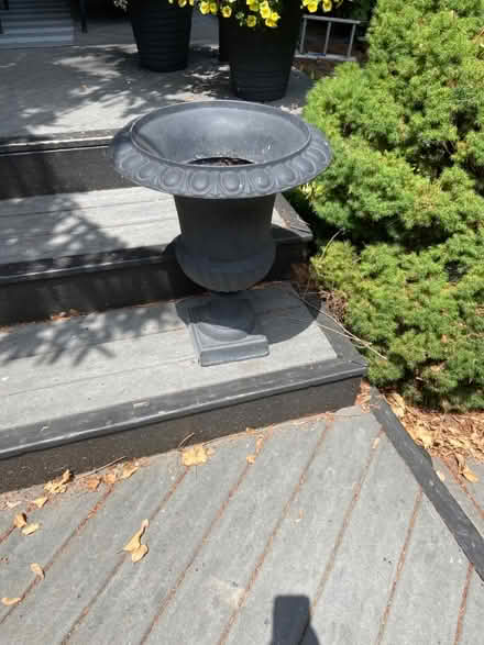Photo of free Plant urn (23 brant avenue mississauga on) #1