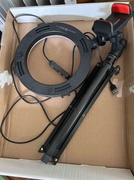 Photo of free Light ring and tripod (Rogers Park) #1