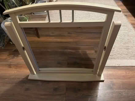 Photo of free Mirror on stand (Highbury New Park N5) #1