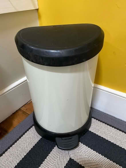 Photo of free Bin (Sevenoaks station) #1