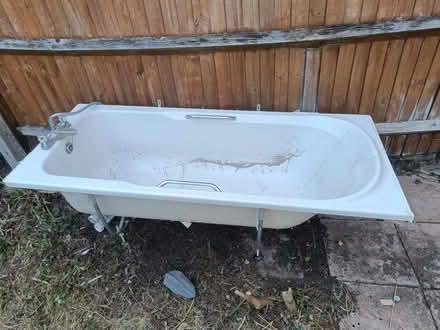 Photo of free A plastic bathtub (Friern Barnet, N11) #1