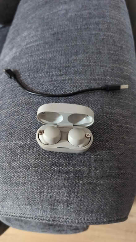 Photo of free Sony xm4 (RG1, reading) #1