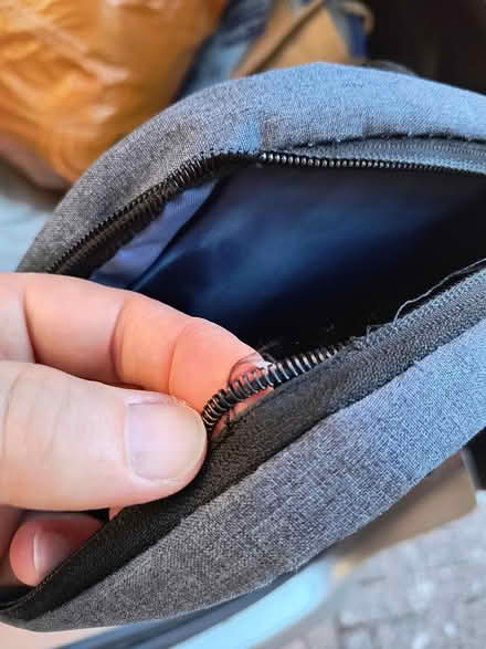 Photo of free HP laptop back pack with broken zip (Royston SG8) #2